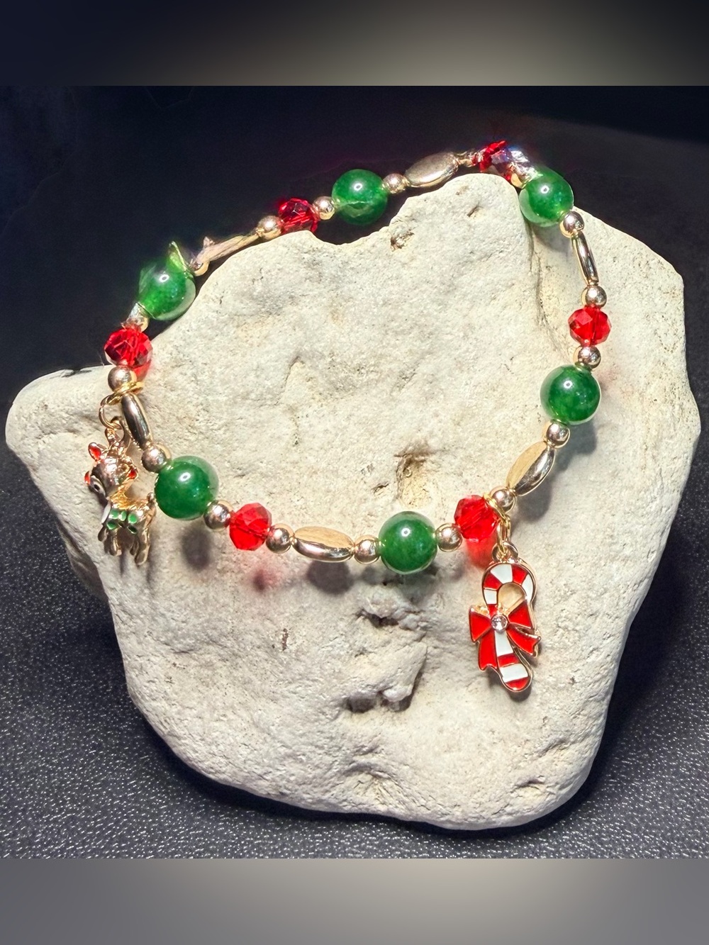 🎄Handcrafted🎄Holiday Green and Red Beaded Charm Bracelet